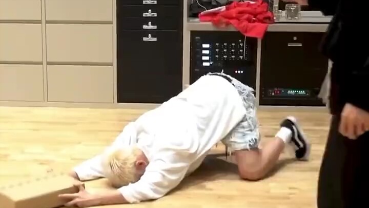 【كوان شون يونغ】هوزي الذي تأثر بشدة لدرجة أنه قام بتغيير سروال الجينز الذي تلقاه كهدية على الفور، ومع