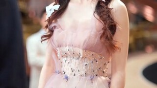 ซีอีโอทิ้งคู่หมั้นของเขาที่งานหมั้นของเขาและสารภาพรัก ของเขาต่อซินเดอเรลล่า