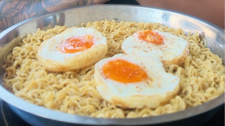 Mukbang 5 INDOMIE + 3 TELUR. Makanan sejuta umat