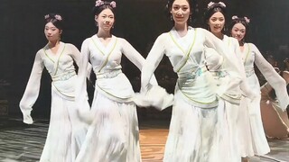 اليوم بلا أعمال، أستمتع بالموسيقى في القاعة، أتعلم الخطوات بعشوائية، وحفلات البلاط في عاصمة تشاو!