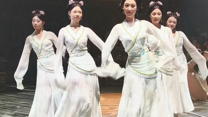 اليوم بلا أعمال، أستمتع بالموسيقى في القاعة، أتعلم الخطوات بعشوائية، وحفلات البلاط في عاصمة تشاو!