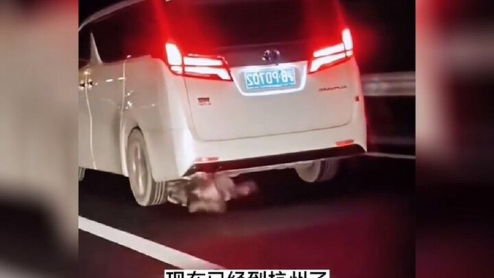 Cái tò mò chết tiệt của con người: Người đàn ông bám theo chiếc ô tô suốt 200 km chỉ để biết dưới gầ