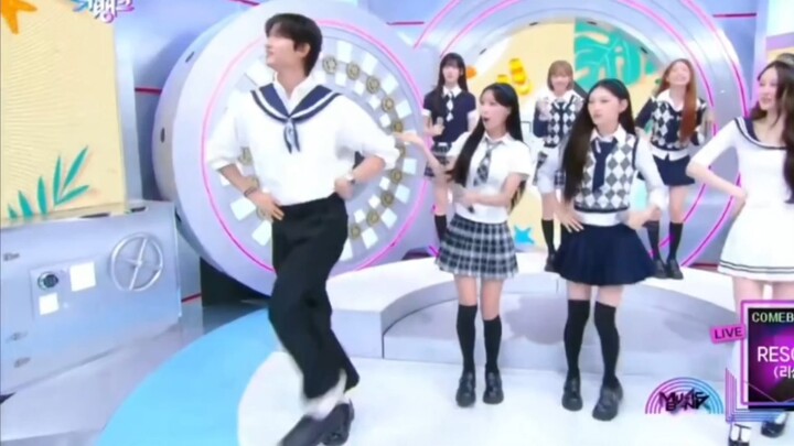 MC pria Music Bank dan si cewek Cha ini lucu banget, ya? Ujung-ujungnya jalan ala model, hahahaha