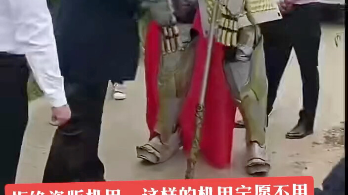 Pertama kali melihat mecha dengan kondisi separuh tubuh lumpuh