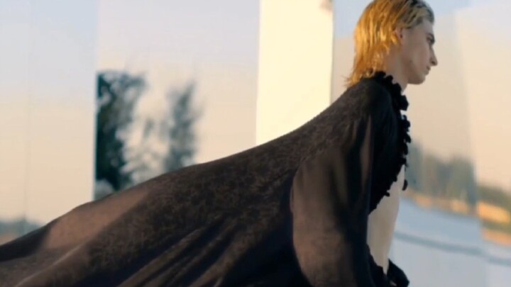 Nếu có được sự bất tử, thì mất đi mặt trời cũng chẳng là gì cả #MaCàRồng #ThờiTrang #NgườiMẫu #SànLộ