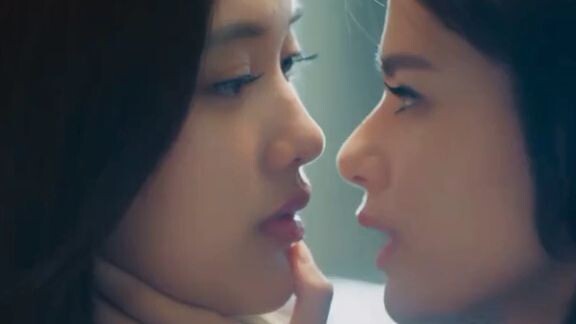 Hot kiss MON and SAM