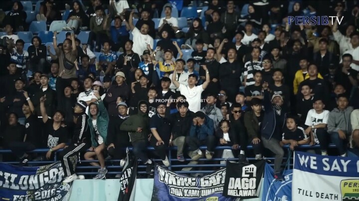 "Bobotoh on Fire! Mengikuti Jejak PERSIB di Dalam dan Luar Lapangan"