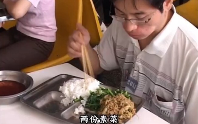 Người cha nghèo khó tằn tiện từng đồng để nuôi con trai học đại học, giúp cậu trở thành sinh viên đầ