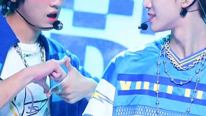 คุณสองท่านนี่จะทำให้ฉันสวยจนตายจริงๆ เลยนะ