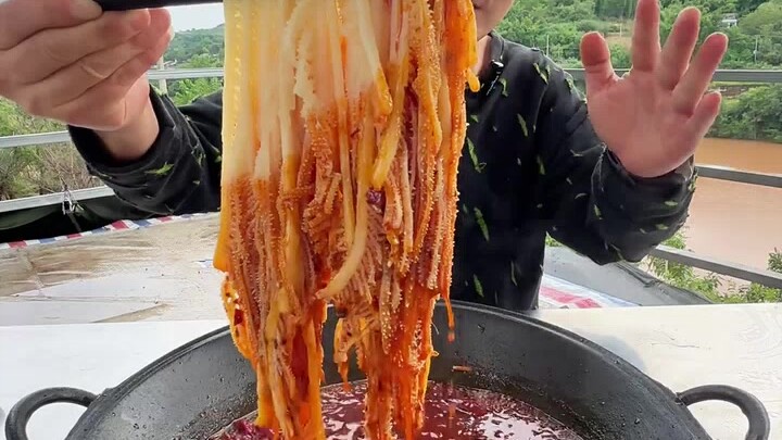 Mid-Autumn and National Day: Enjoying Tripe Hot Pot