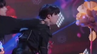 سو: "لقد قتلتُ الجميع من أجلك، لكنك في النهاية قتلتني أنت." تشو: "نعم... آسف، أنا..."