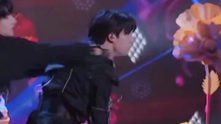 سو: "لقد قتلتُ الجميع من أجلك، لكنك في النهاية قتلتني أنت." تشو: "نعم... آسف، أنا..."