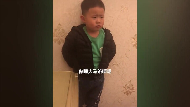 Cute kid boldly declares to mom they’re running away from home while standing by the wall—but one sh
