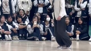 回母校no doubt一个人solo放炮也毫不犹豫