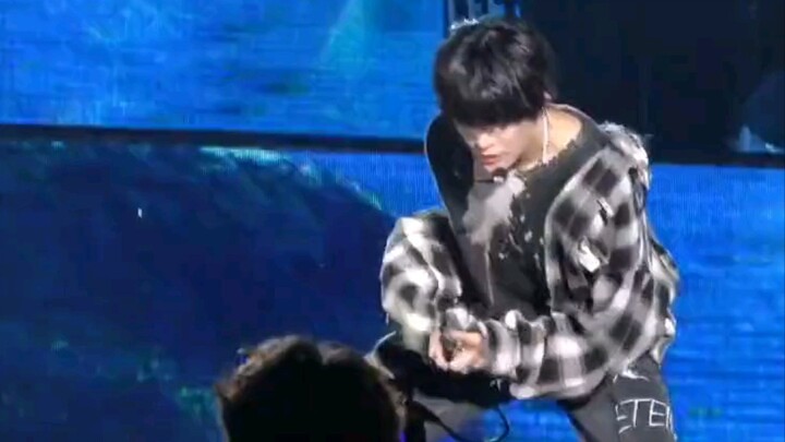 【刘扬扬】zoo表演时超冷静处理不老实的麦