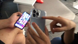 Qiao vui tính vừa mới lấy chiếc 13 hương từ Ninh Ba về hôm nay, đưa cho tôi xem màn hình tần số quét