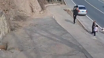 มณฑลส่านซี: ลานบ้านของชายคนหนึ่งกลับกลายเป็นที่จอดรถฟรี จนรถจากต่างถิ่นจอดเต็มไปหมด แถมยังขวางทางเข้