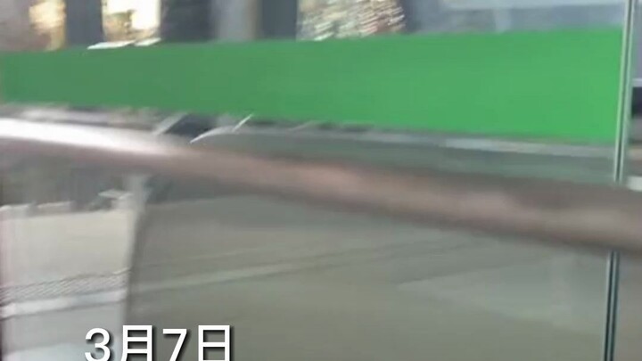 A guy packed a whole pocketful of romance for his girl!