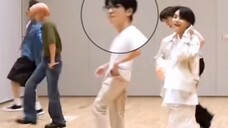 A cute cat that still wags its tail happily even after seven years of debut because of the simple ch
