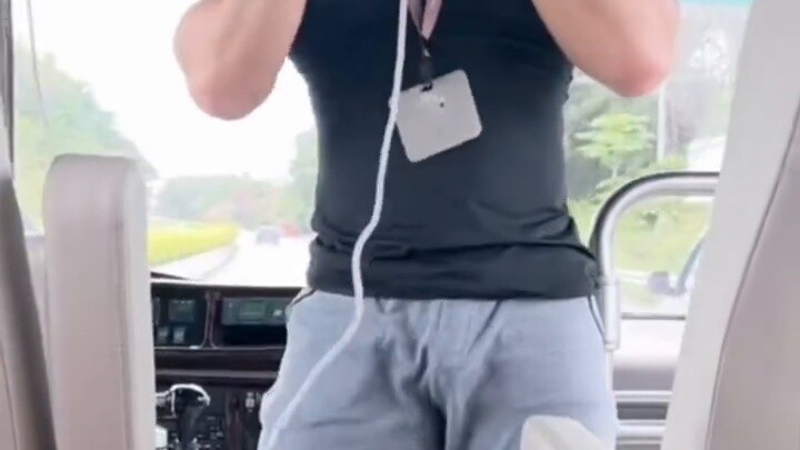 Tại sao hướng dẫn viên du lịch lại mặc quần màu xám?