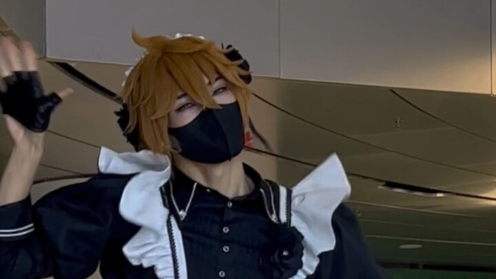 "Selamat Pagi Jumat" Pembantu Yaya memanggil tuannya untuk bangun~