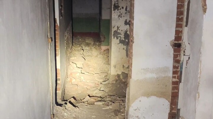 What should homeless people pay attention to when living in unfinished buildings?