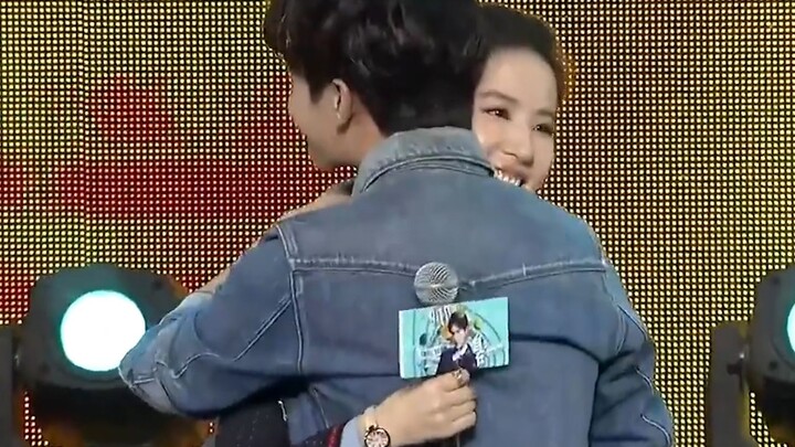 มันเป็นความรู้สึกที่ได้กอดใครสักคนอย่างกระตือรือร้นในงานวันเกิดของตัวเอง... ใครจะเข้าใจ... | Yang Ya