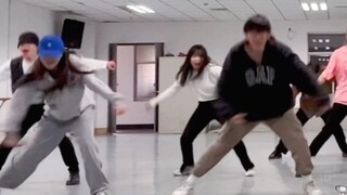 Điệu nhảy của SEVENTEEN được thực hiện bằng giọng nói