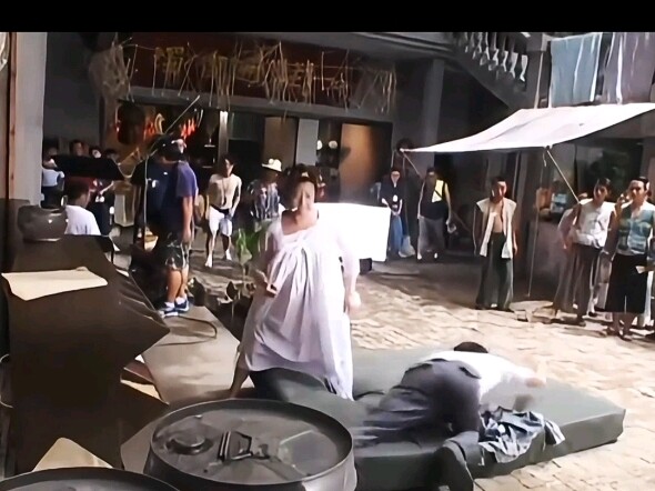 اتضح أن رقصة عصابة الفأس في بداية فيلم "الكُفّة" تعلّمها فعليًا جاكي شان!