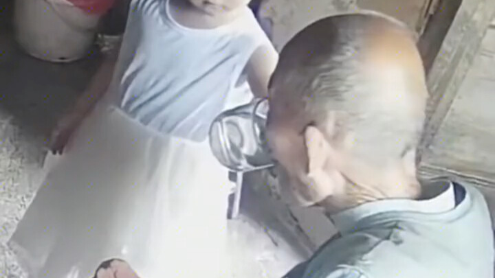 Little girl calls out to her 90-plus-year-old grandpa to come eat — but he’s hard of hearing. Patien