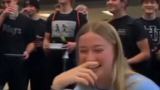 Khi các chàng trai biết anh em mình có bạn gái thì sẽ kiểu: