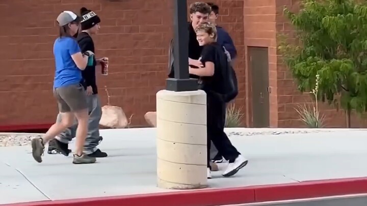 Saat ibu mengatakan "Aku cinta kamu" di depan gerbang sekolah, reaksi sang putra begitu apa adanya!