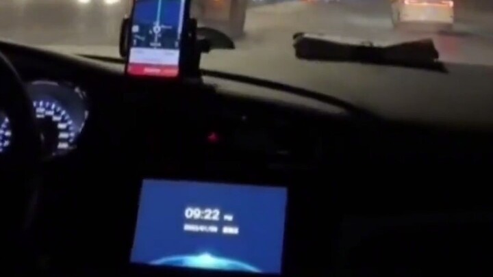 ผู้หญิงคนนั้นขึ้นแท็กซี่แล้วคิดว่าคนขับกำลังมองเธออยู่ เธอจึงถามคนขับแต่ก็ถูกถามกลับ