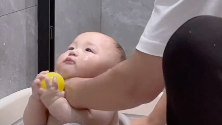 Every move Dad makes while bathing the baby is completely unexpected—baby’s reaction: “This isn’t a 