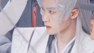 白衣白发最初是为求生,最后却为赴死,我真的会心碎