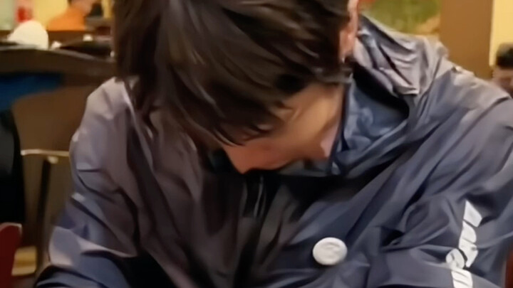 【จองซองชาน】หลังถ่ายมิวสิกวิดีโอเดบิวต์เสร็จ นั่งร้องไห้โฮอยู่บนเก้าอี้ในร้านอาหาร…