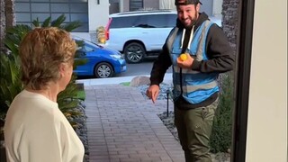 قام الساعي بتسليم البضاعة إلى باب العميل، ولكن العميل خدعه باستخدام "دمية روسية"... هناك سعر مختلف ل