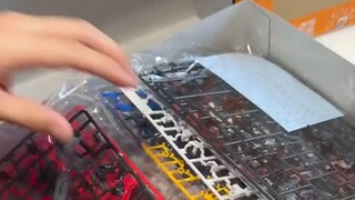 Unboxing a 4,000-yuan Gundam
