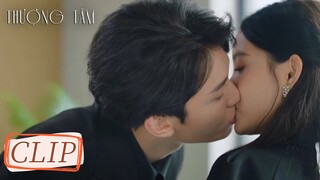 Clip Tập 27-28 Ôm hôn trong văn phòng bị mẹ nhìn thấy! | Thượng Tâm | WeTV