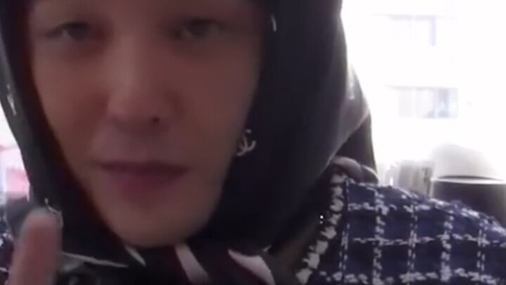 A sixth-generation rookie who stumbled as soon as they tried vlogging—why is this so hilarious?