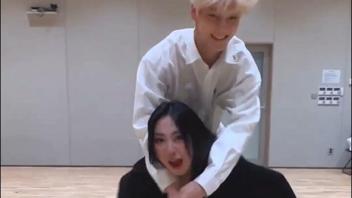 Ini adalah hal paling eksplisit yang dilakukan Choi Soo Bin dengan lawan jenis sejak debutnya.