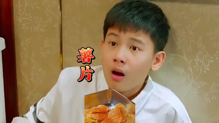 Kakak memberi keripik kepada adiknya yang masih bayi, lalu dimarahi habis-habisan oleh ibu tiri!