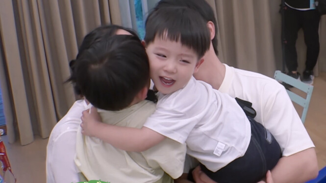 Bốn ngày xa mẹ rồi mới gặp lại, sao lại khác hẳn với hình dung của mình thế này nhỉ!