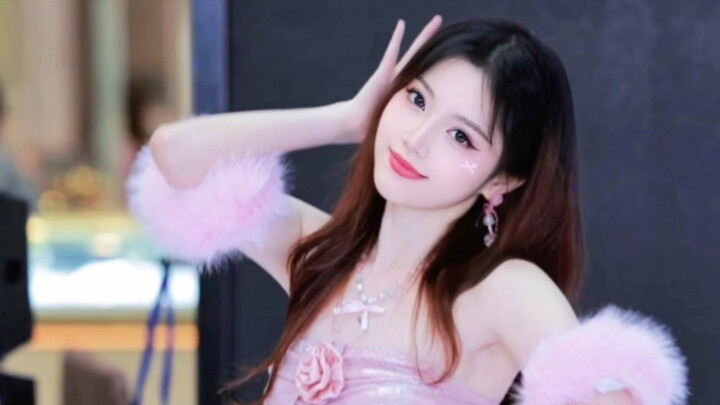 Nhìn là biết ngay là công chúa! Diện giày cao gót thực hiện buổi roadshow đầu tiên mừng sinh nhật 25