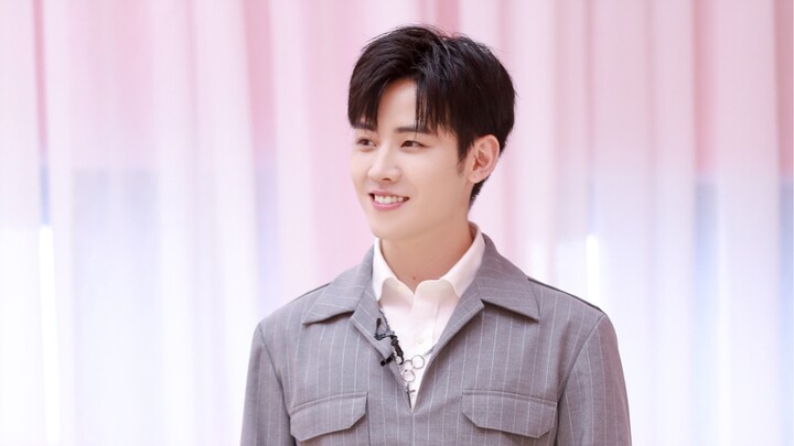 [Behind the Scenes] Ren Hao practices dancing and memorizes lyrics in the practice room—so dedicated