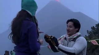 男子求婚成功的瞬间火山喷发，这个千载难逢的瞬间，被幸运地记录了下来
