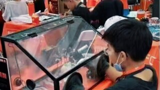 طلاء النماذج بالرش ضار بالصحة، يُنصح القاصرين بالابتعاد عنه