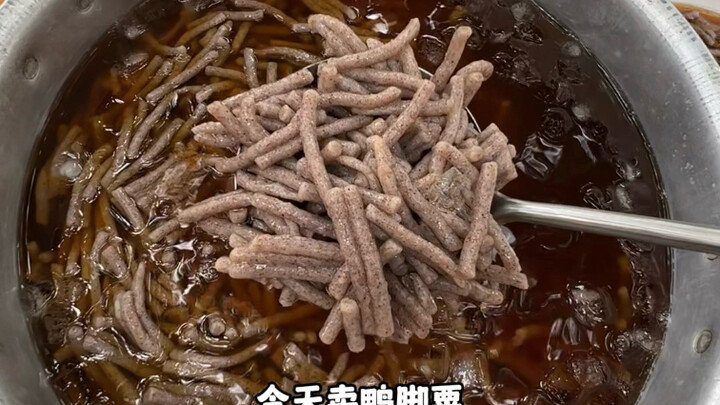 Đây là đường tôi đến. Lần cuối cùng tôi cưỡi con lừa điện cũ vào làng để bán nước đường (còn hàng)
