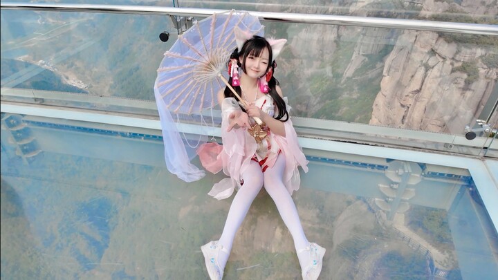 Hopping and jumping in this Peach Blossom Land~🌸 Peach blossoms are smiling!