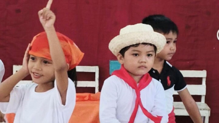 Sayaw silang Grey ug hawak mo ang beat